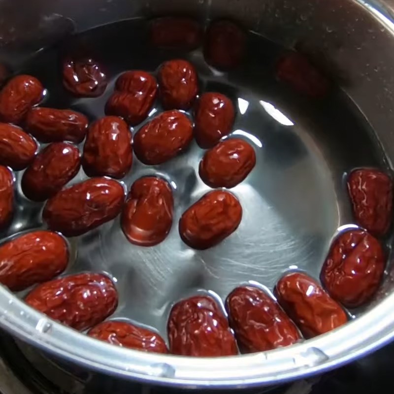 Step 2 Boil red apples Bird's nest with red apples and longan