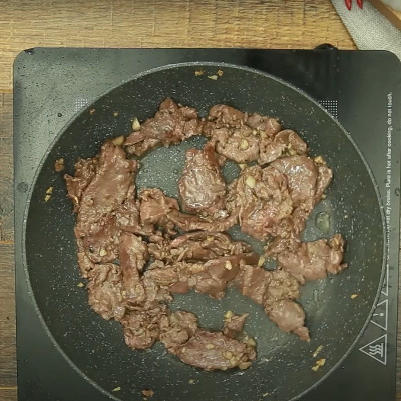 Step 2 Boil the pork and stir-fry the beef for Mixed Pho Rolls