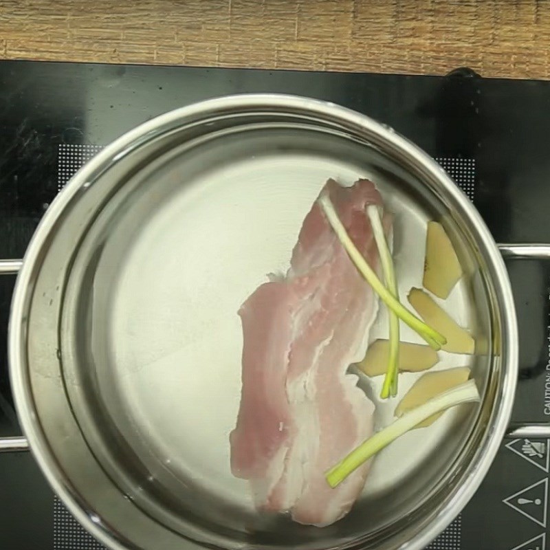 Step 2 Boil the pork and stir-fry the beef for Mixed Pho Rolls