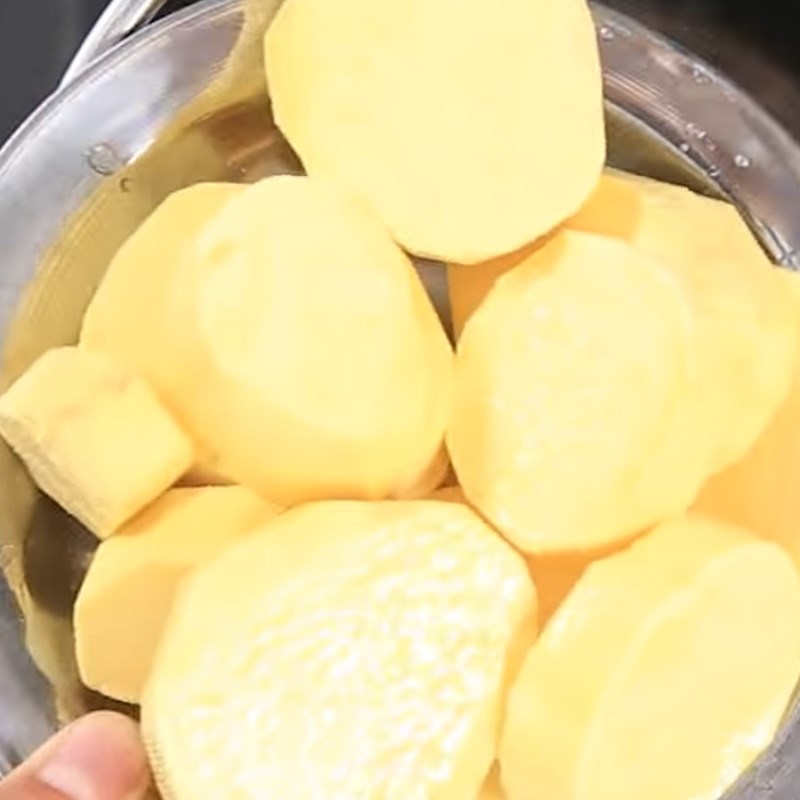 Step 1 Boil and cook sweet potatoes for golden sweet potato tapioca pearls