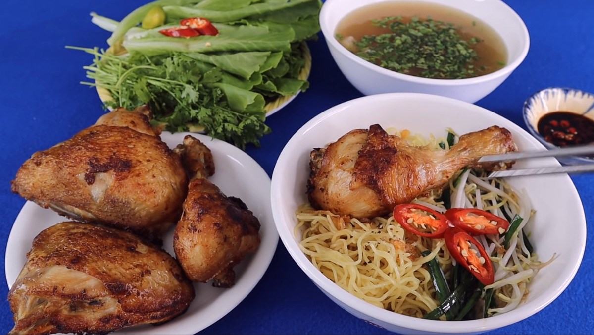 2 ways to make crispy roasted chicken noodles deliciously and simply at home 26 Roasted chicken noodles using a pan