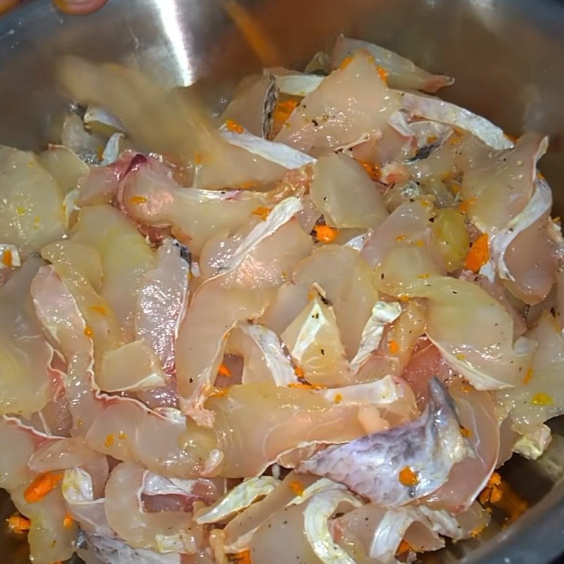 Step 2 Pounding spices and marinating fish Mì quảng cá lóc