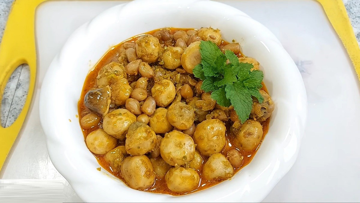 3 Ways to Make Delicious and Simple Stir-Fried Straw Mushrooms with Lăn, Saté, and Garlic Butter Vegetarian 2 Stir-fried Straw Mushrooms with Curry