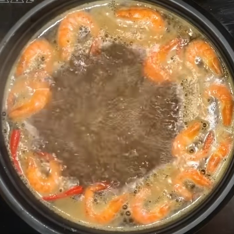 Step 4 Cooking soup with sour shrimp and fragrant tomatoes