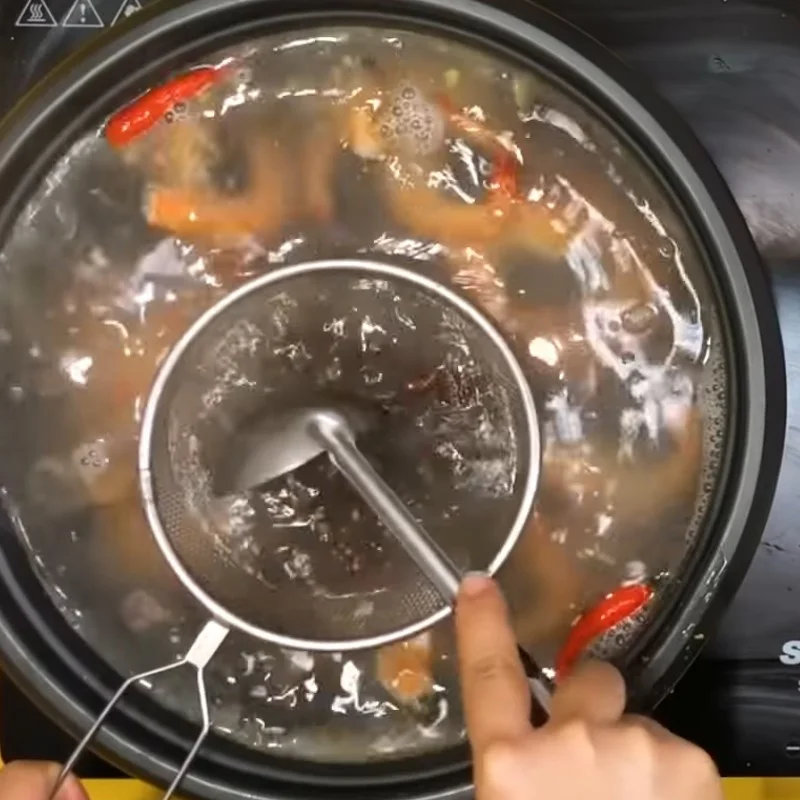 Step 4 Cooking soup with sour shrimp and fragrant tomatoes