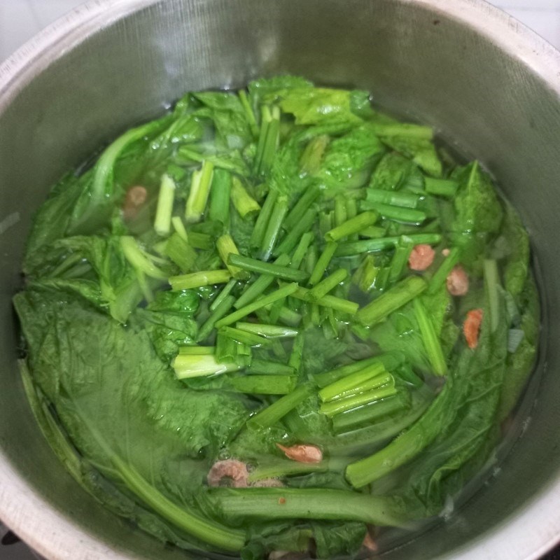 Step 3 Cooking soup Mustard greens soup with dried shrimp