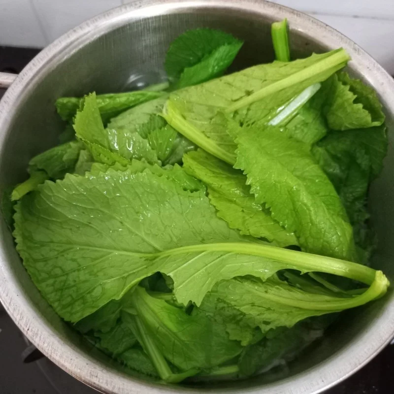 Step 3 Cooking soup Mustard greens soup with dried shrimp