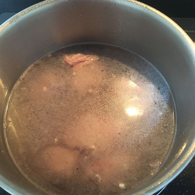 Step 2 Cook the seaweed soup with pork bones