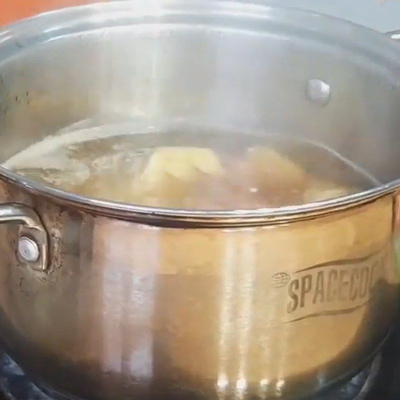 Step 3 Cooking sour soup with dried snakehead fish Sour soup with dried snakehead fish and shredded lotus stem