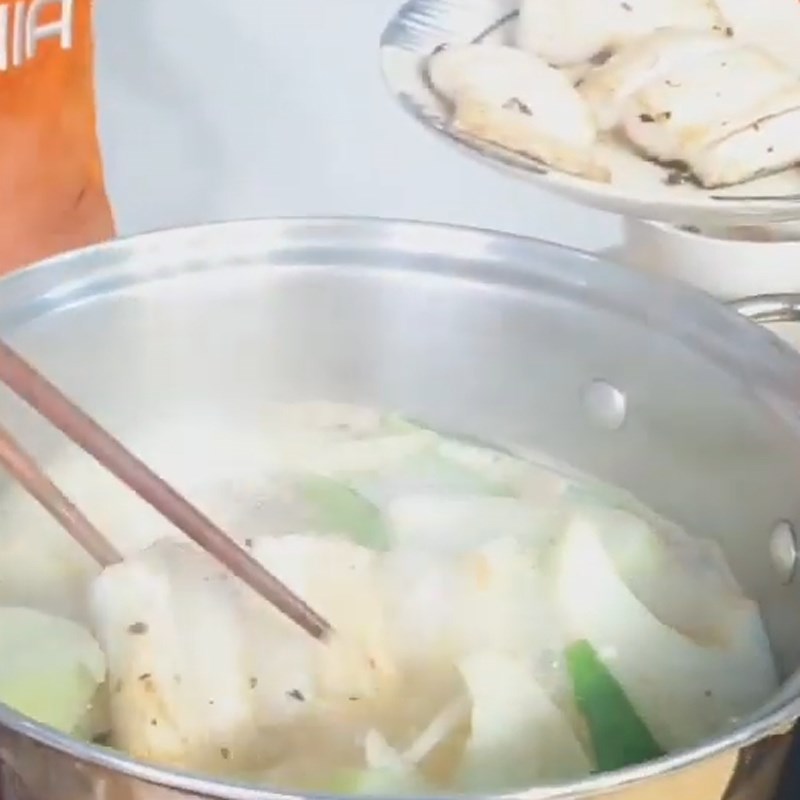 Step 3 Cooking sour soup with dried snakehead fish Sour soup with dried snakehead fish and shredded lotus stem
