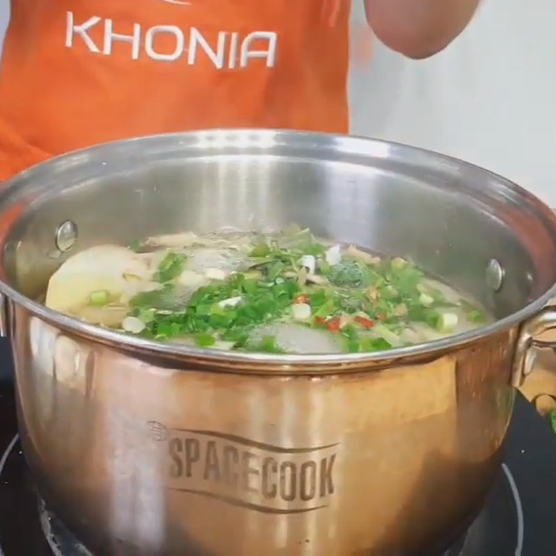 Step 3 Cooking sour soup with dried snakehead fish Sour soup with dried snakehead fish and shredded lotus stem