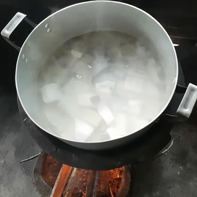 Step 3 Cook sour soup with dried fish Sour soup with dried fish and shredded banana
