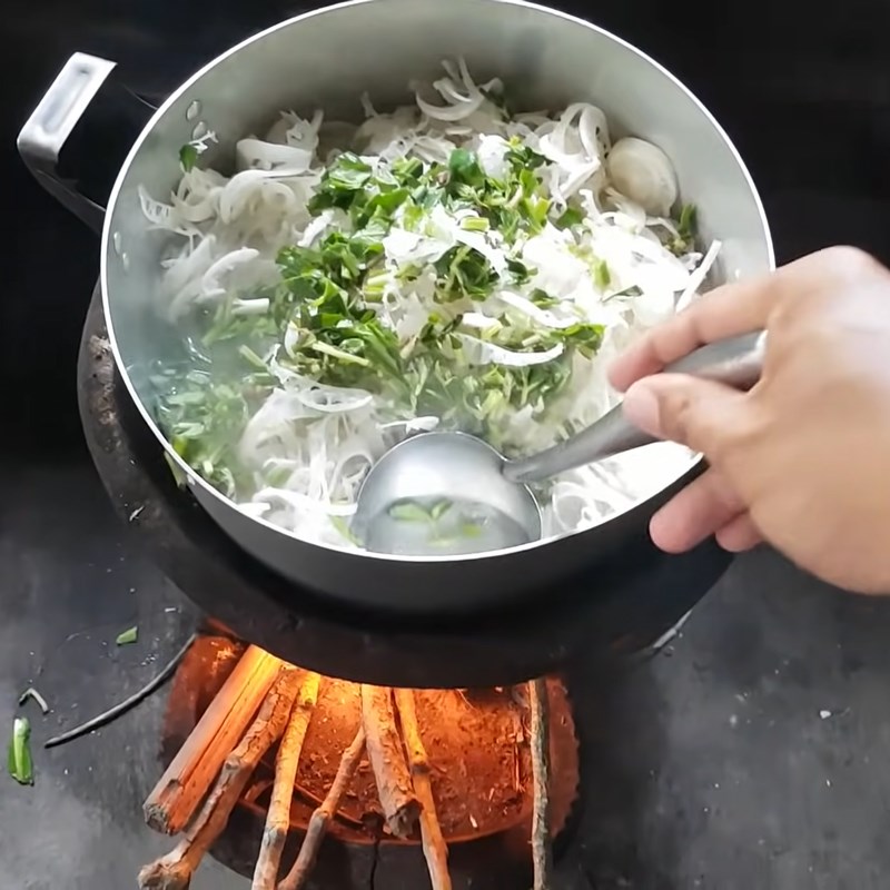 Step 3 Cook sour soup with dried fish Sour soup with dried fish and shredded banana