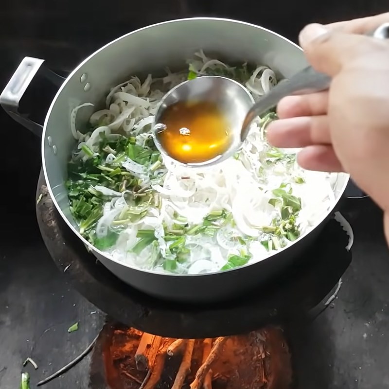 Step 3 Cook sour soup with dried fish Sour soup with dried fish and shredded banana