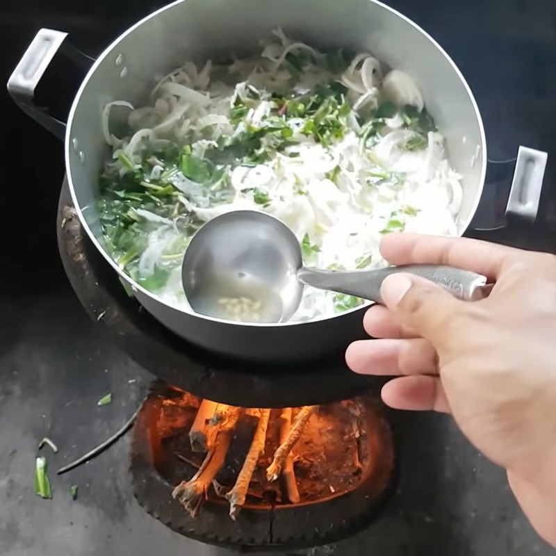 Step 3 Cook sour soup with dried fish Sour soup with dried fish and shredded banana