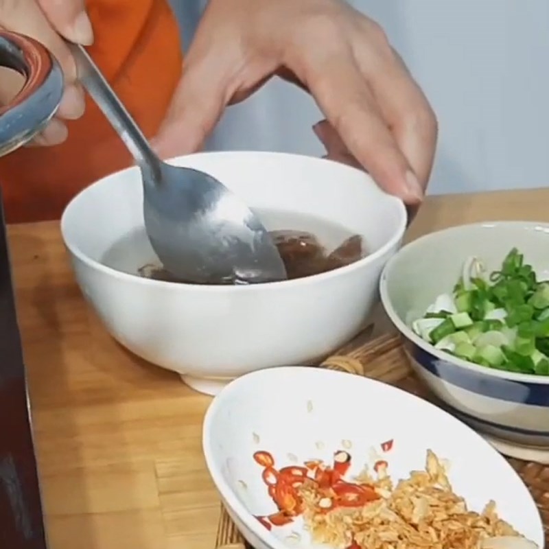 Step 3 Cooking sour soup with dried snakehead fish Sour soup with dried snakehead fish and shredded lotus stem