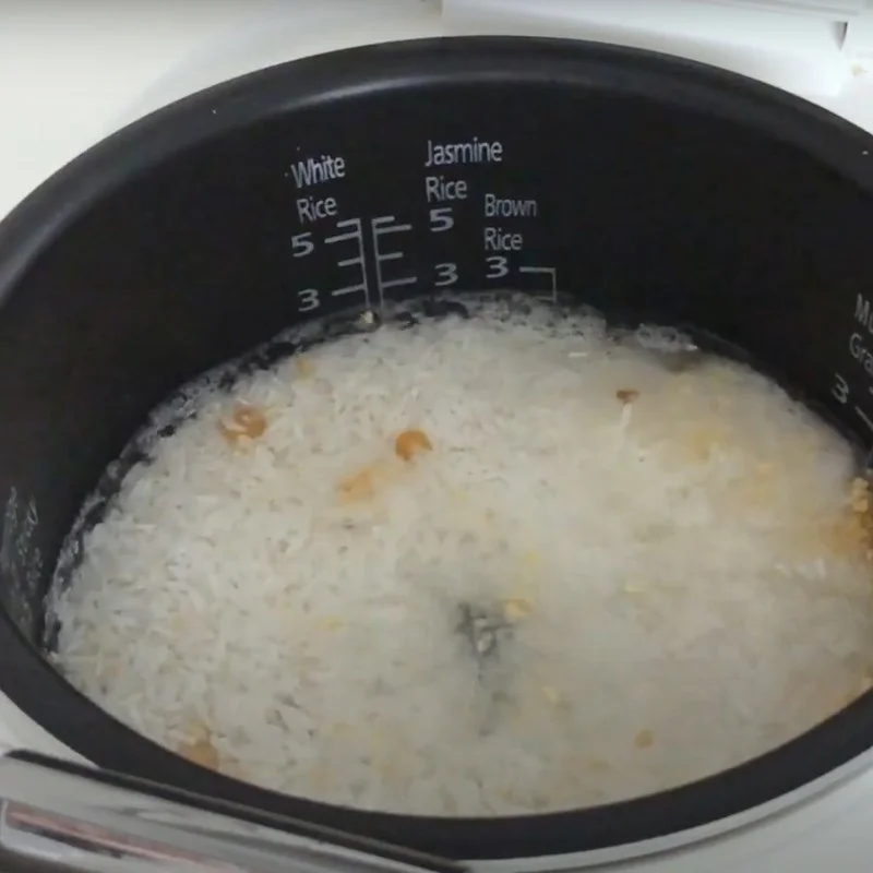 Step 2 Cook the rice for Fried Rice with Dried Shrimp and Egg