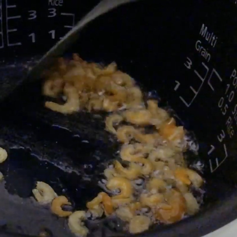 Step 2 Cook the rice for Fried Rice with Dried Shrimp and Egg