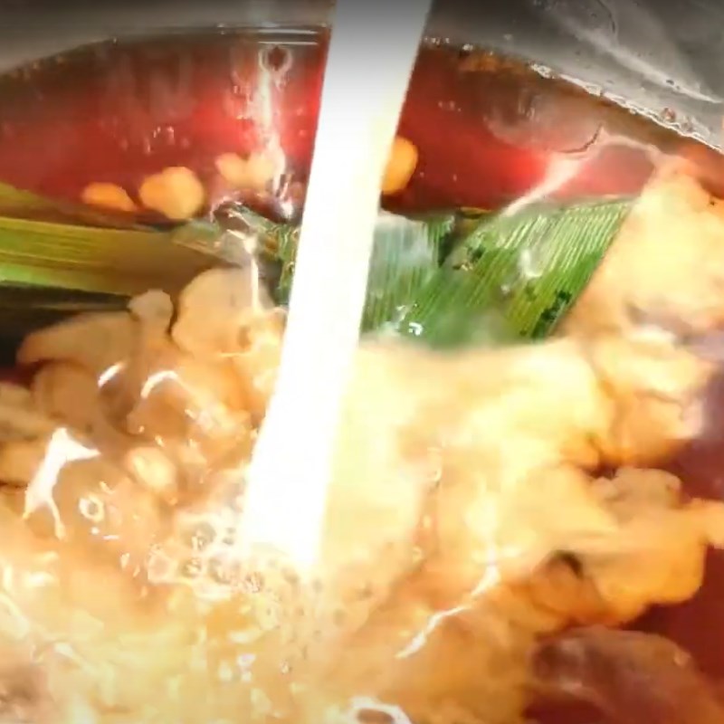 Step 1 Cooking palm sugar for steamed sponge cake