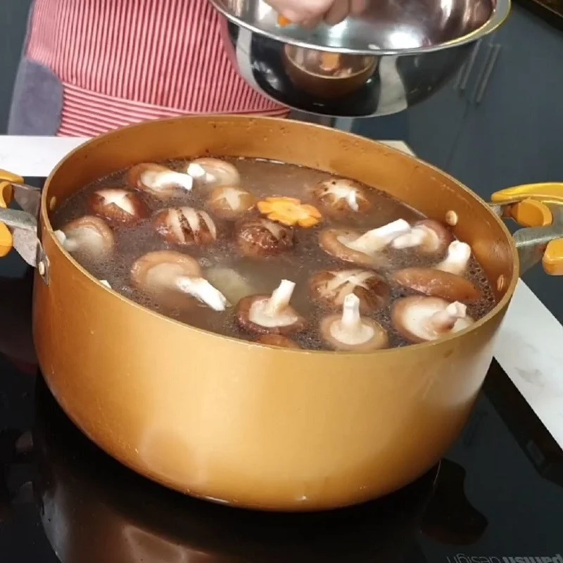 Step 5 Cook the hot pot of fish belly with green pepper Hot pot of fish belly stewed with green pepper