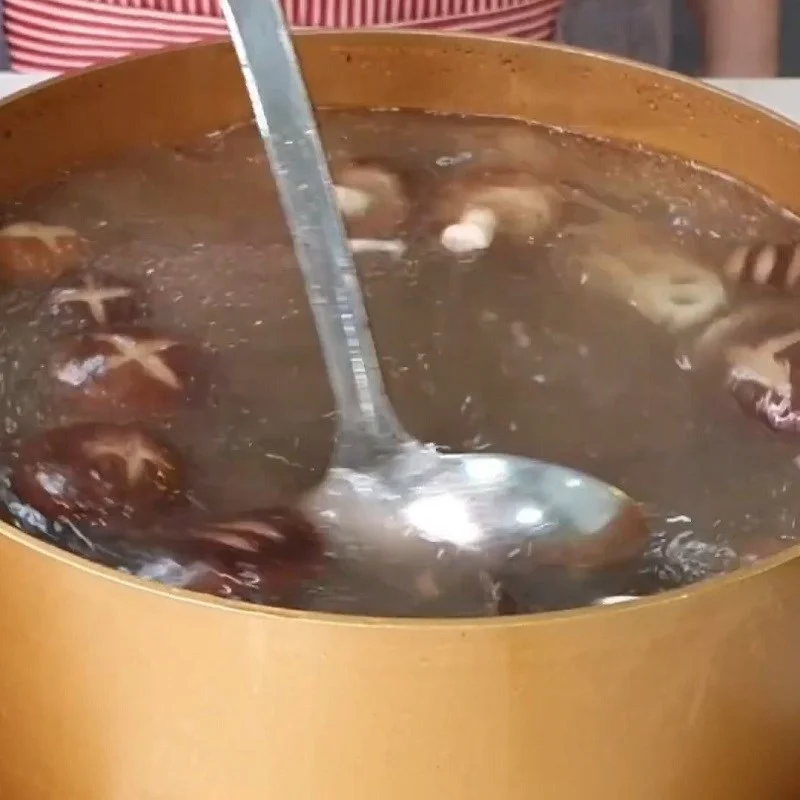 Step 5 Cook the hot pot of fish belly with green pepper Hot pot of fish belly stewed with green pepper