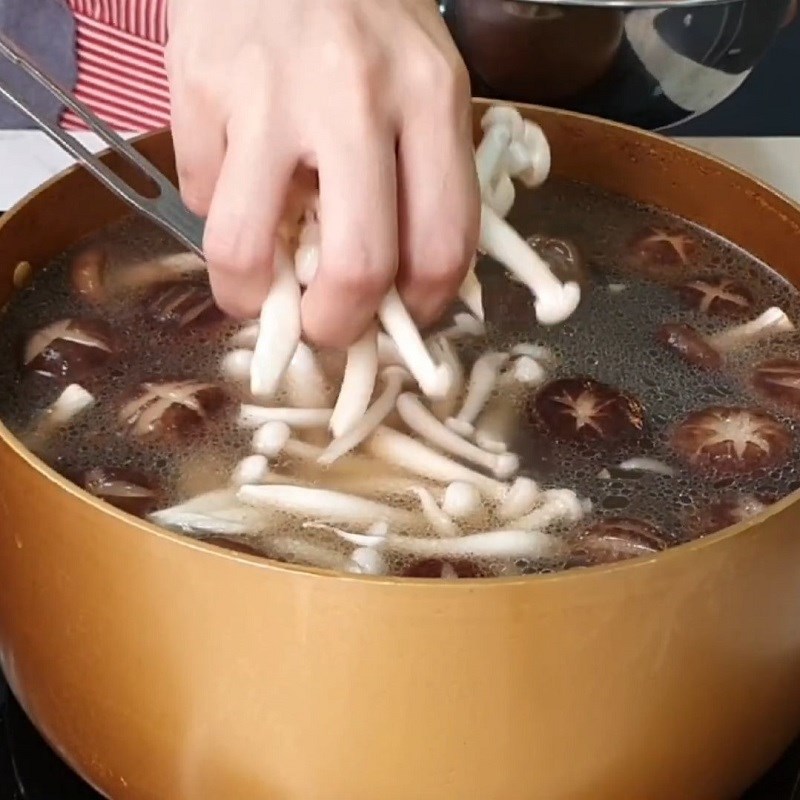 Step 5 Cook the hot pot of fish belly with green pepper Hot pot of fish belly stewed with green pepper