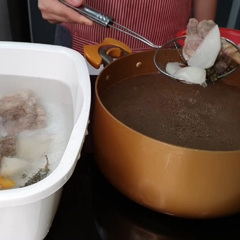 Step 5 Cook the hot pot of fish belly with green pepper Hot pot of fish belly stewed with green pepper
