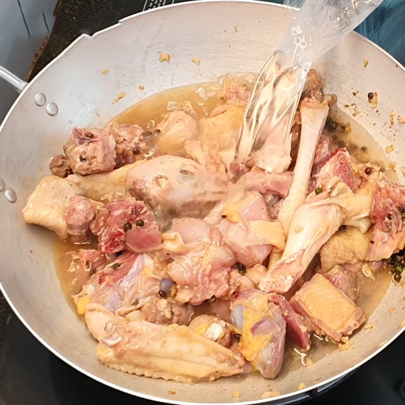 Step 4 Cooking chicken hot pot with green pepper Chicken hot pot cooked with green pepper