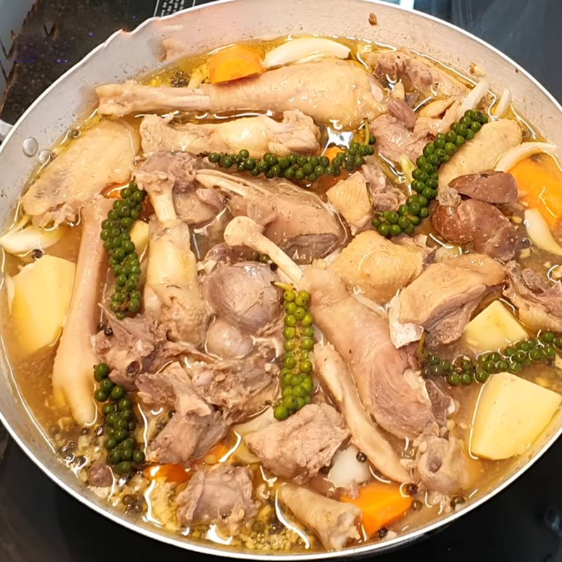 Step 4 Cooking chicken hot pot with green pepper Chicken hot pot cooked with green pepper
