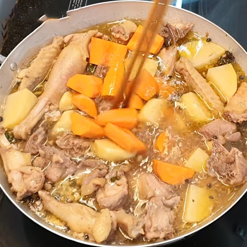 Step 4 Cooking chicken hot pot with green pepper Chicken hot pot cooked with green pepper