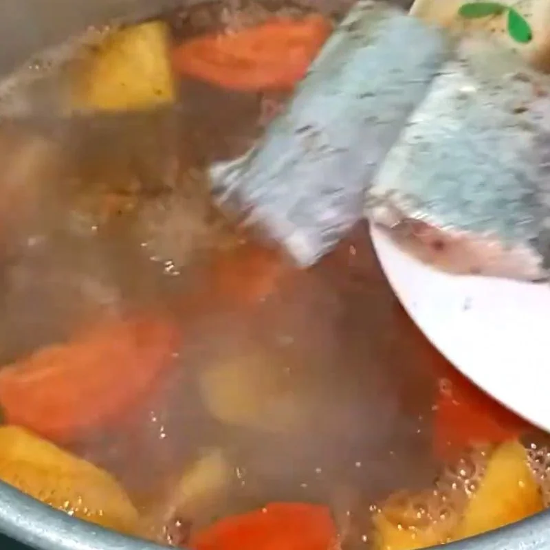 Step 3 Cook the broth for Sour Fish Soup with Fresh Humpback Fish