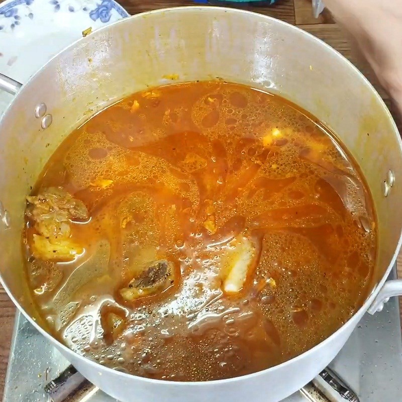 Step 6 Cook the broth Quang noodles with spare ribs