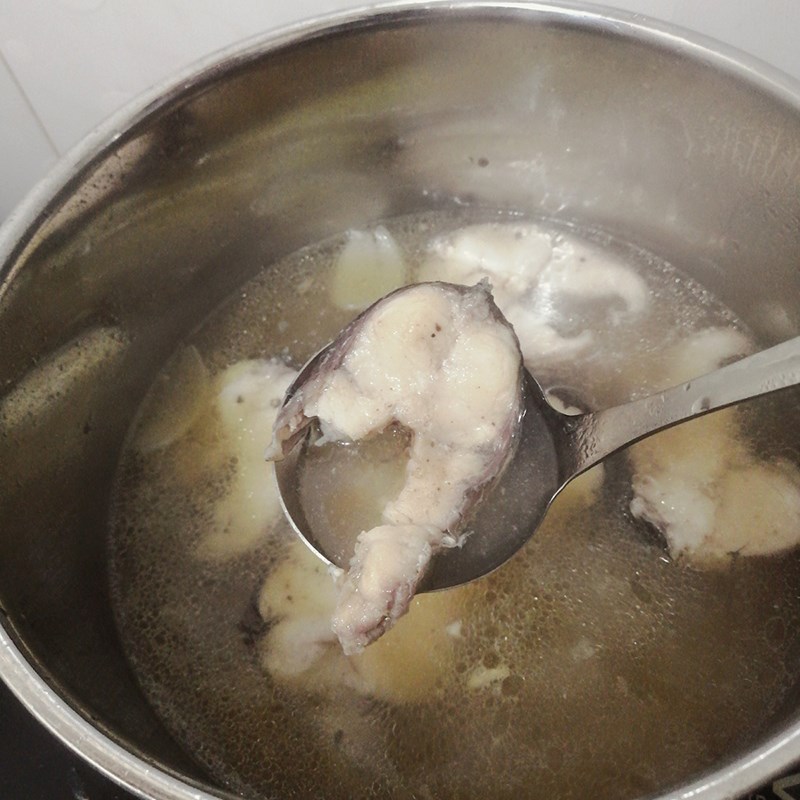 Step 4 Cook the broth for Kiên Giang snakehead noodle soup