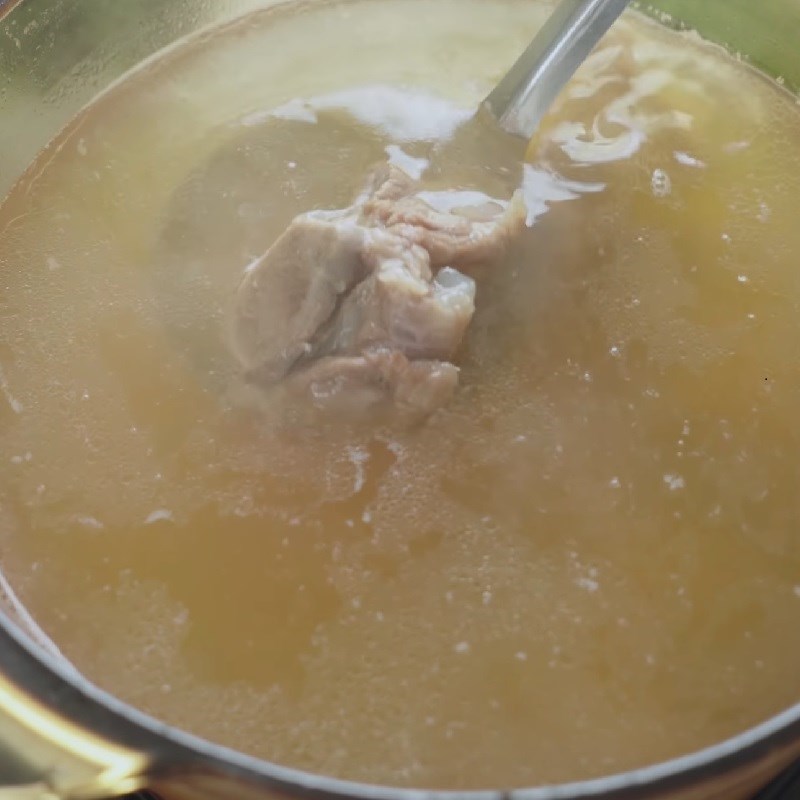 Step 3 Cooking the broth for noodle soup