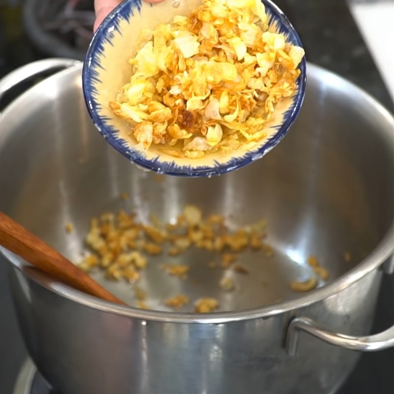Step 5 Cooking the crab broth for Phu Chiêm Quang noodles