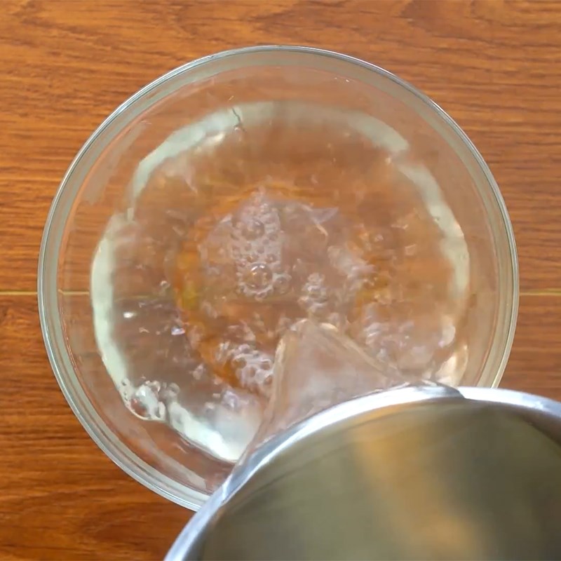 Step 3 Prepare the accompanying syrup from fresh găng leaves