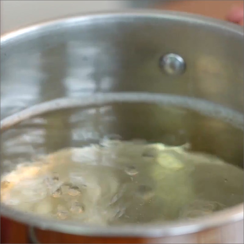 Step 3 Prepare the accompanying syrup from fresh găng leaves