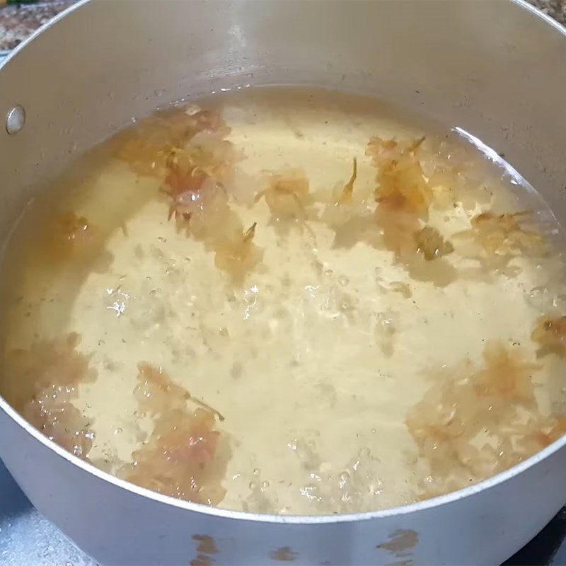 Step 4 Cooking syrup and coconut milk to serve with grass jelly made from grass leaf powder
