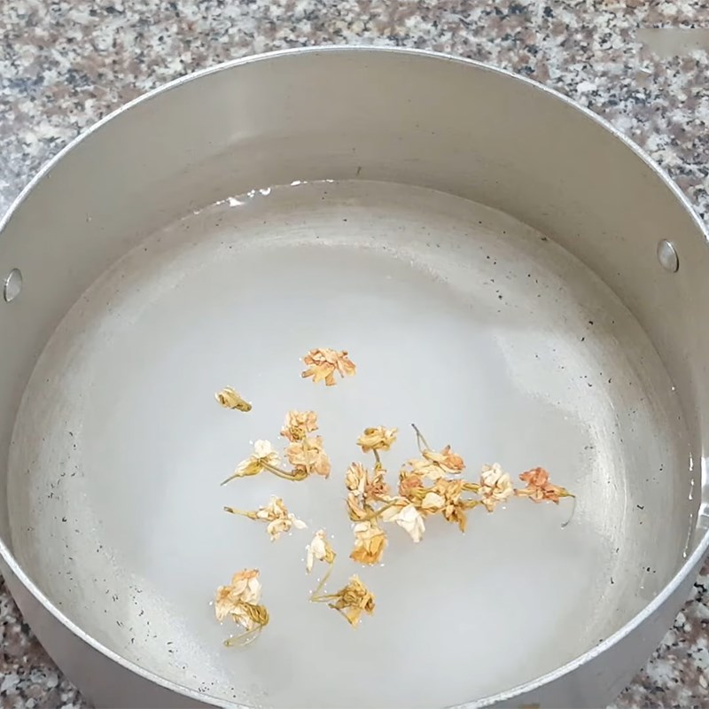 Step 4 Cooking syrup and coconut milk to serve with grass jelly made from grass leaf powder