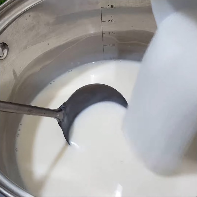 Step 4 Cooking syrup and coconut milk to serve with grass jelly made from grass leaf powder