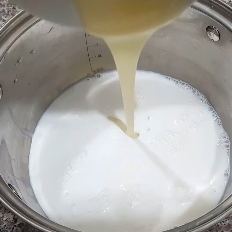 Step 4 Cooking syrup and coconut milk to serve with grass jelly made from grass leaf powder