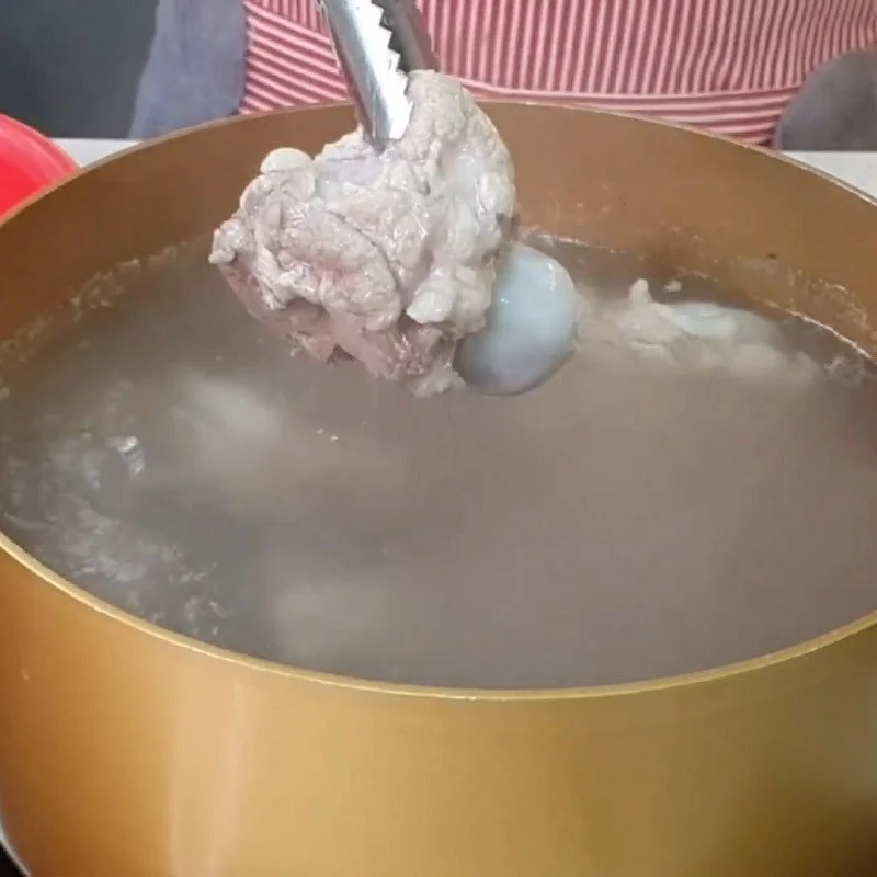 Step 3 Cooking the bone broth with vegetables Fish stomach hotpot with green peppercorns