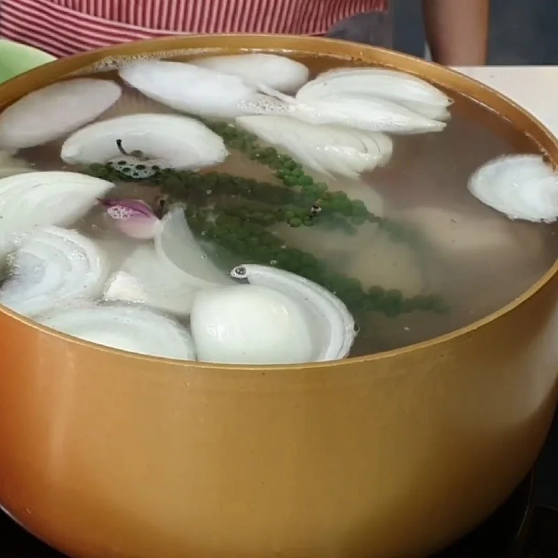 Step 3 Cooking the bone broth with vegetables Fish stomach hotpot with green peppercorns
