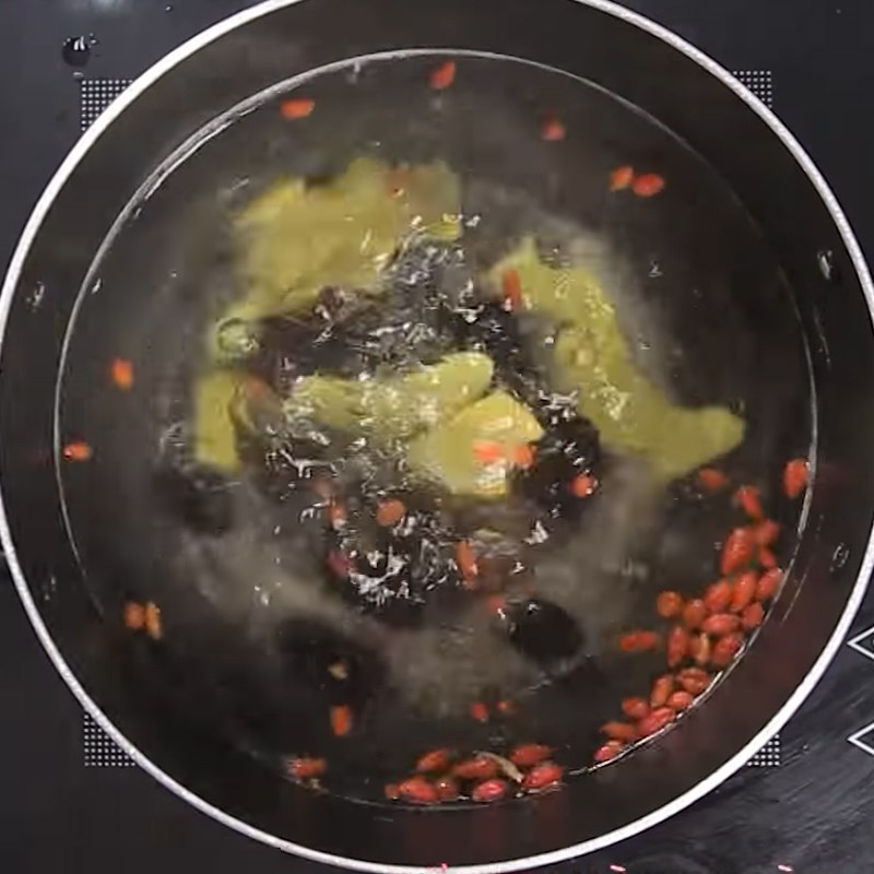 Step 1 Prepare the Steaming Water for Steamed Duck Eggs with Vietnamese Balm
