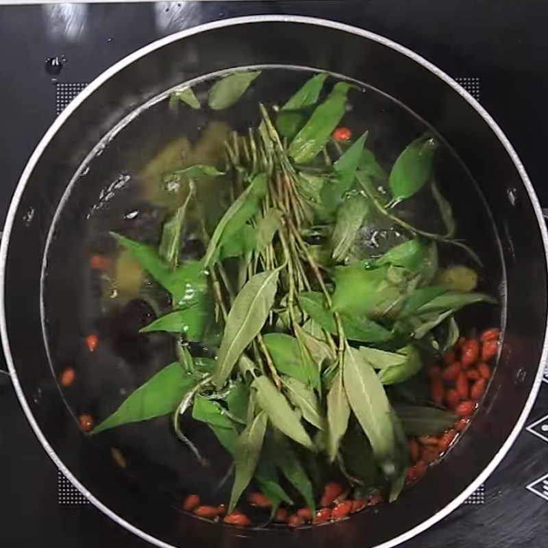 Step 1 Prepare the Steaming Water for Steamed Duck Eggs with Vietnamese Balm