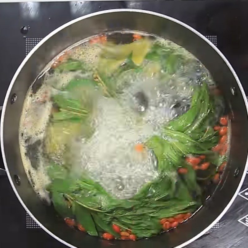 Step 1 Prepare the Steaming Water for Steamed Duck Eggs with Vietnamese Balm