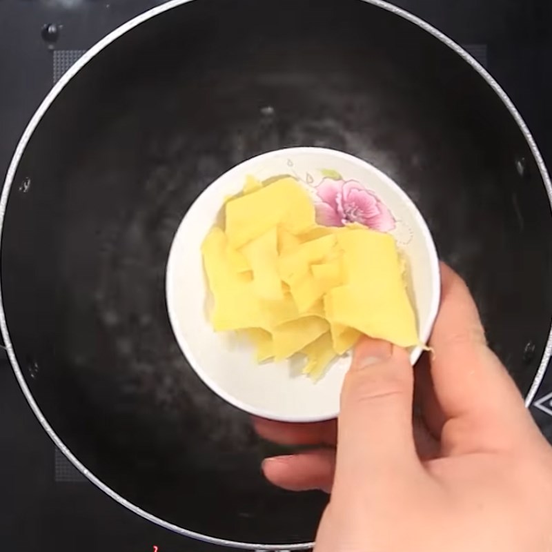 Step 1 Prepare the Steaming Water for Steamed Duck Eggs with Vietnamese Balm
