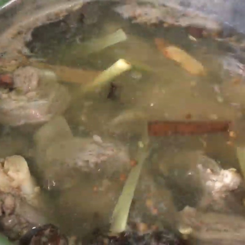 Step 4 Cook the broth for beef bone hotpot