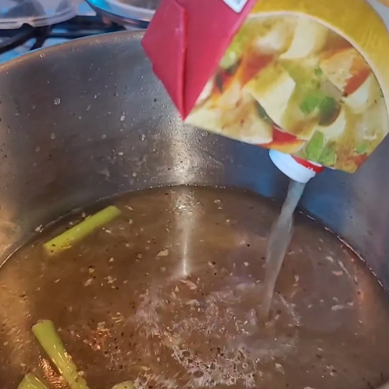 Step 3 Cooking the hot pot broth Lobster mushroom hot pot