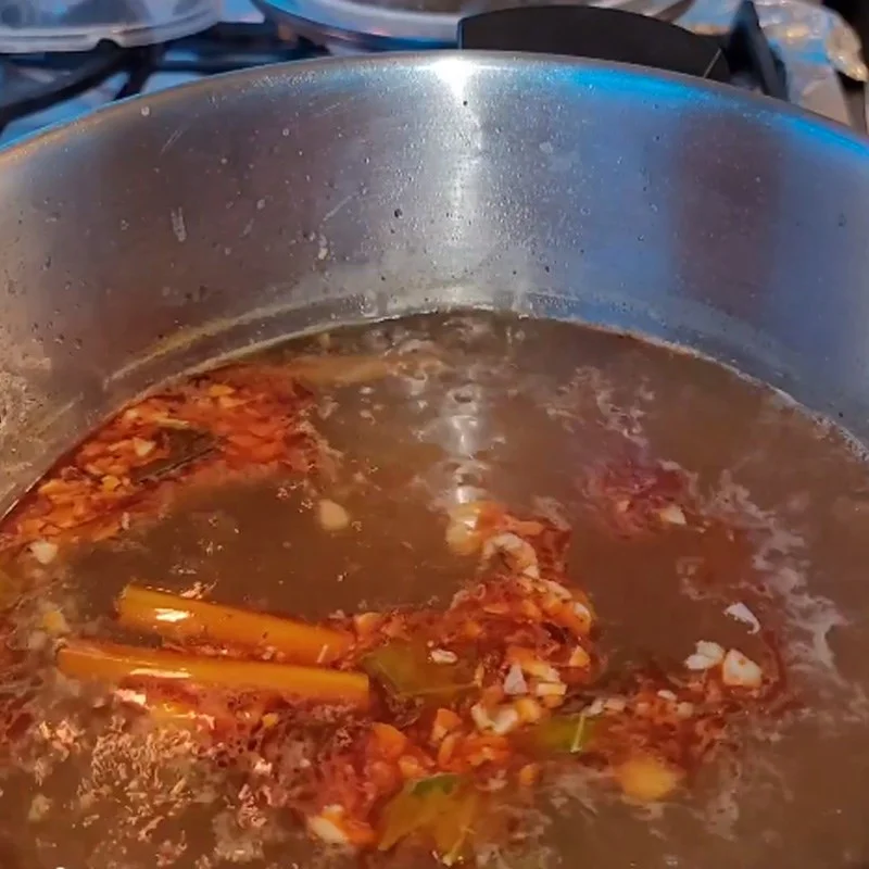 Step 3 Cooking the hot pot broth Lobster mushroom hot pot